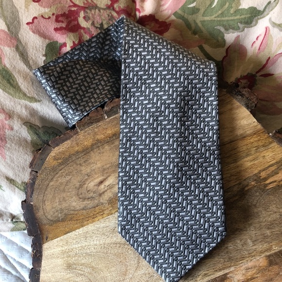 GEOFFREY BEENE 100% silk Grey Silver Textured “line” SafetyPin Pattern $129 NEW - Picture 10 of 16